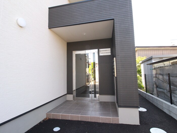 物件外観写真2　(エントランス部分)