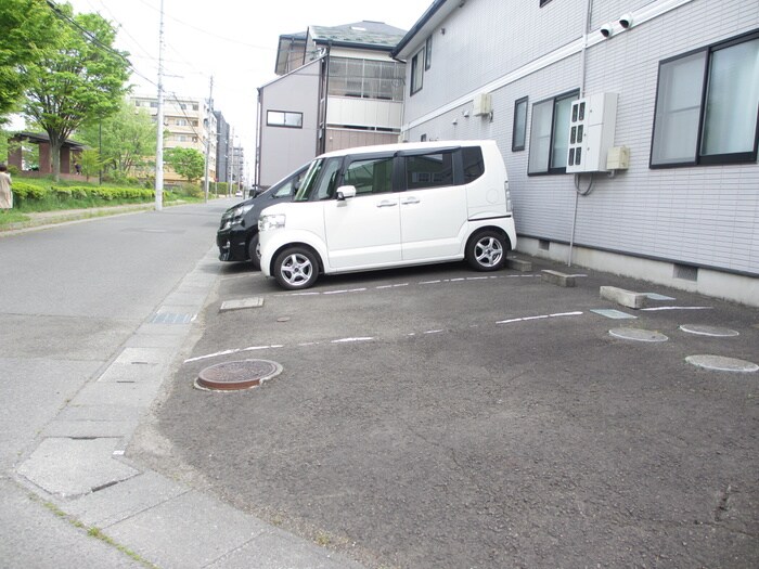 物件外観写真3　(駐車場)