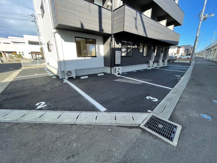 物件外観写真3　(駐車場)