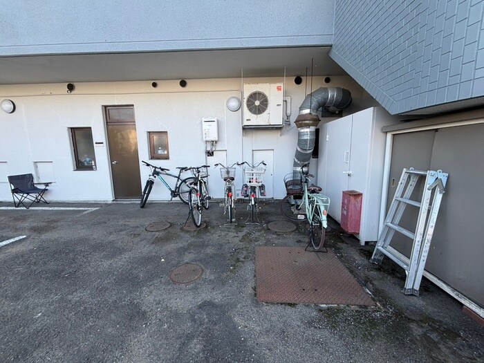 物件外観写真4　(駐輪場)