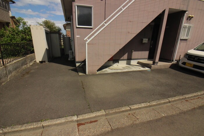 物件外観写真6　(駐車場)