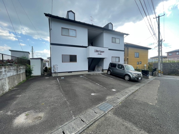 物件外観写真2　(駐車場)