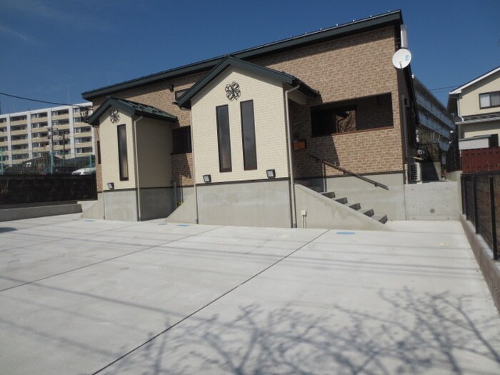 物件外観写真3　(駐車場)