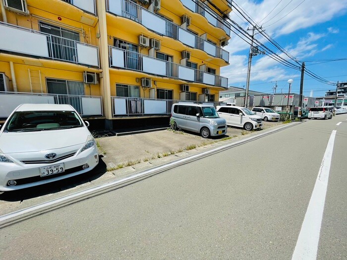 物件外観写真3　(駐車場)