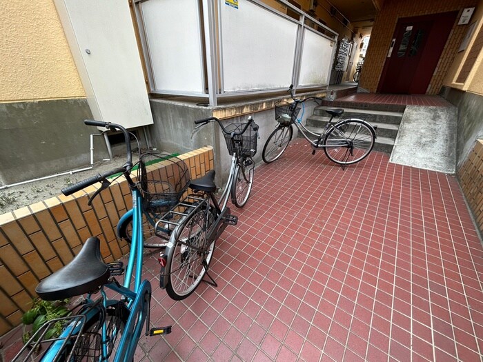 物件外観写真4　(駐輪場)