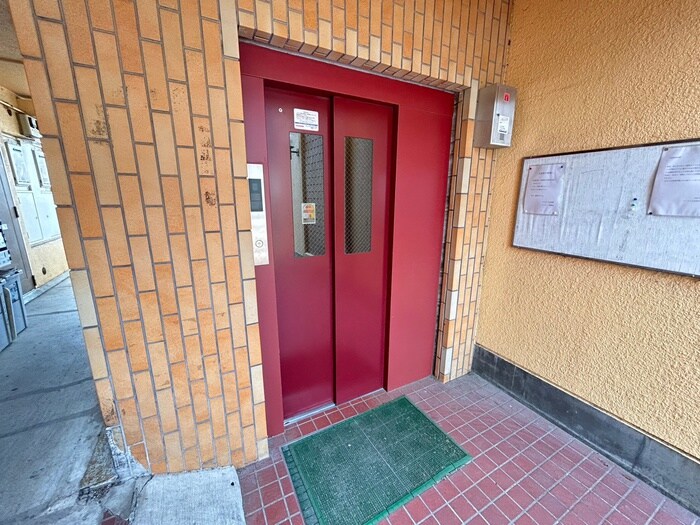 物件外観写真6　(エントランス部分)