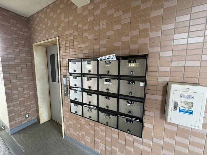 物件外観写真3　(エントランス部分)