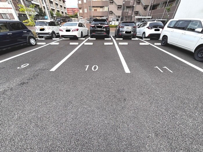 物件外観写真3　(駐車場)