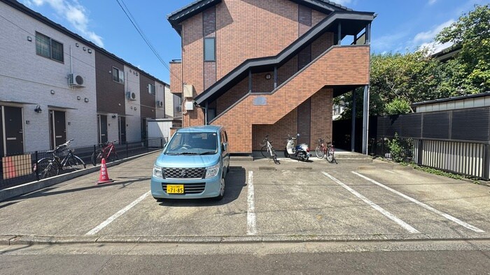 物件外観写真4　(駐車場)