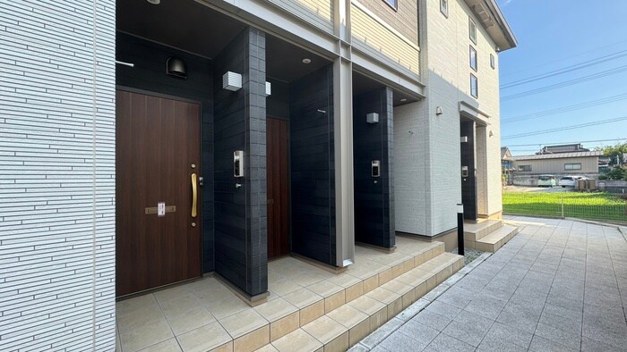 物件外観写真2　(エントランス部分)