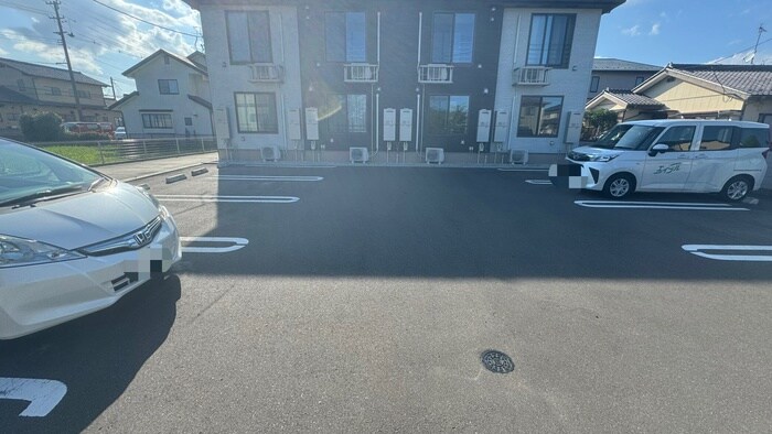 物件外観写真6　(駐車場)
