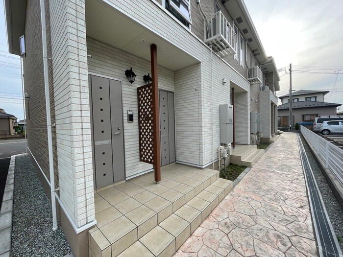 物件外観写真4　(エントランス部分)