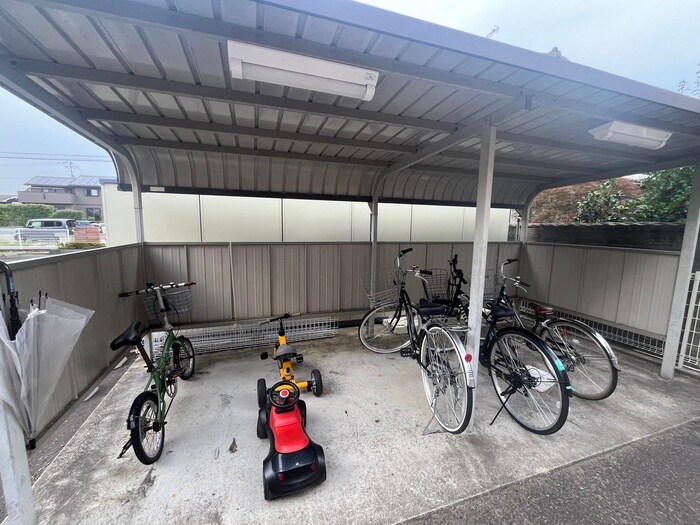 物件外観写真3　(駐輪場)