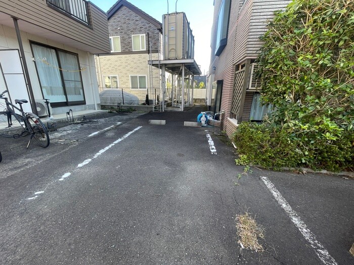 物件外観写真5　(駐車場)