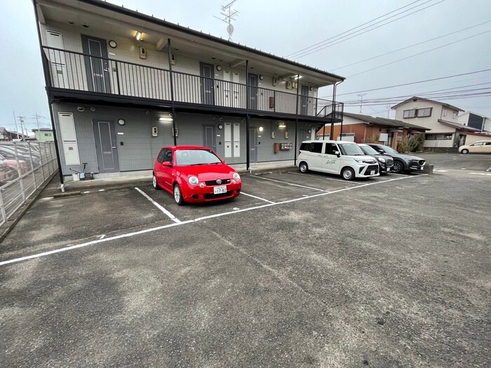 物件外観写真3　(駐車場)