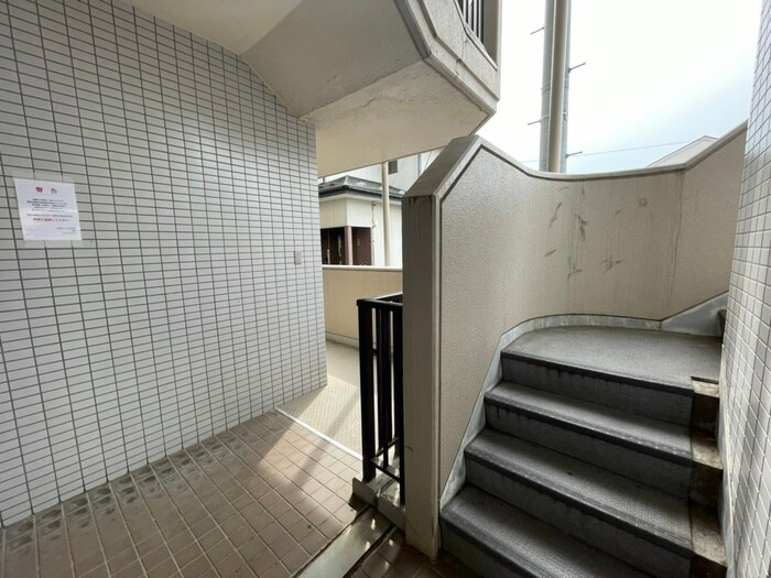 物件外観写真3　(エントランス部分)