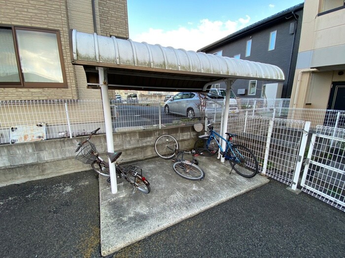 物件外観写真4　(駐輪場)
