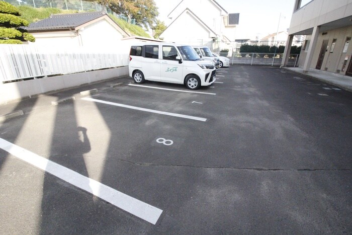 物件外観写真2　(駐車場)