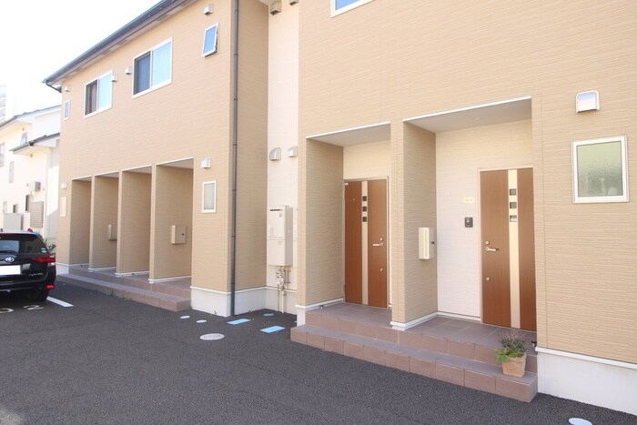 物件外観写真4　(エントランス部分)