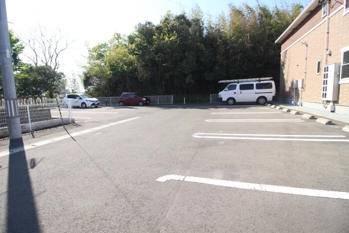 物件外観写真6　(駐車場)