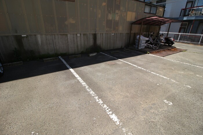 物件外観写真6　(駐車場)