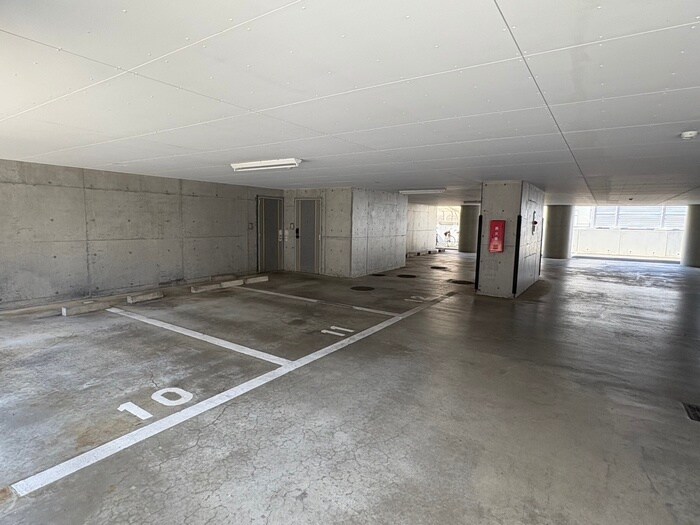 物件外観写真5　(駐車場)