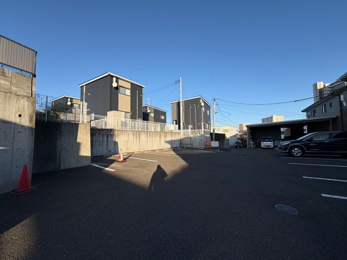 物件外観写真4　(駐車場)