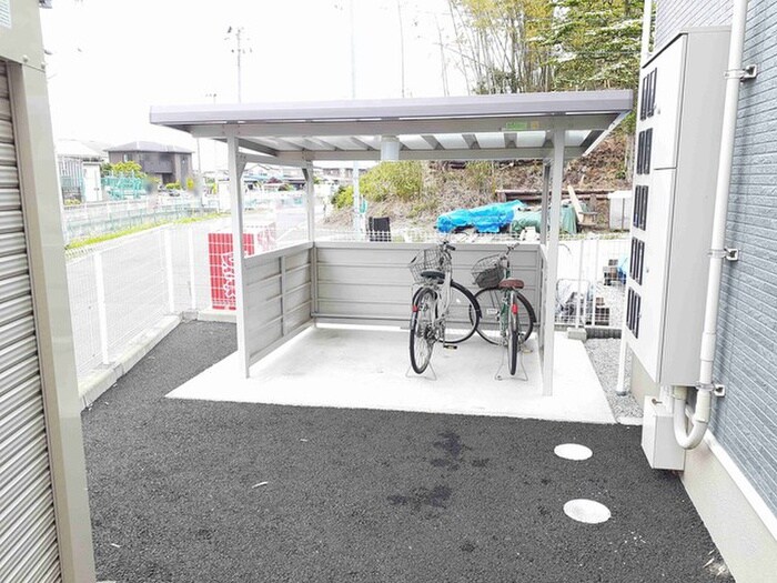 物件外観写真2　(駐輪場)