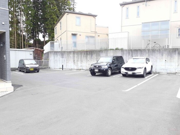 物件外観写真3　(駐車場)