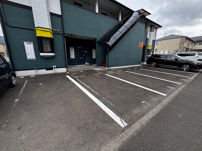 物件外観写真3　(駐車場)