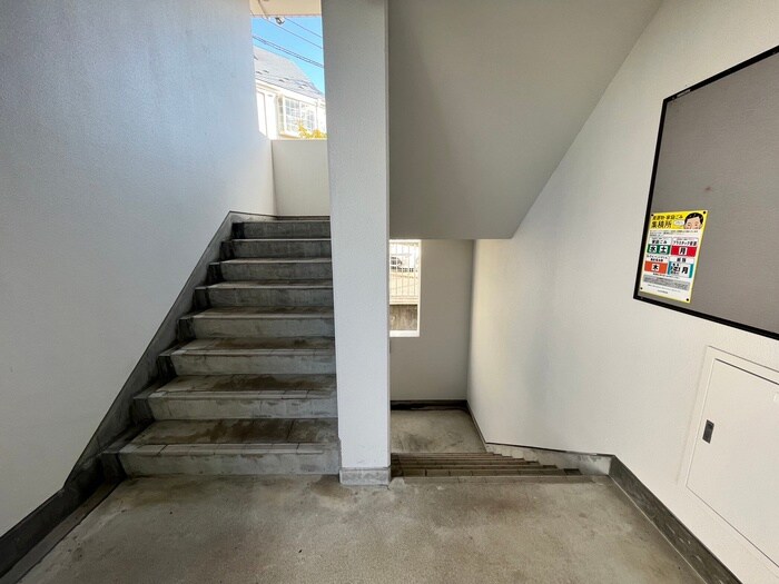 物件外観写真4　(エントランス部分)