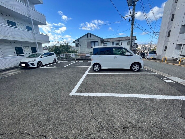 物件外観写真5　(駐車場)
