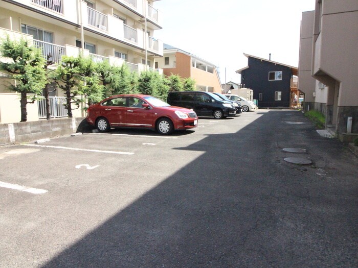 物件外観写真4　(駐車場)