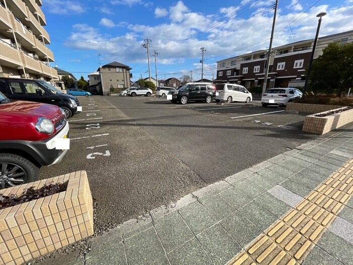 物件外観写真4　(駐車場)