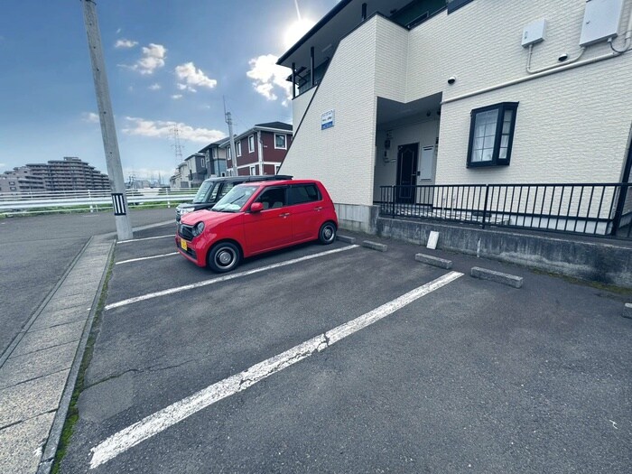 物件外観写真5　(駐車場)