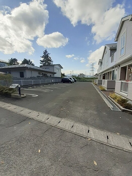 物件外観写真3　(駐車場)