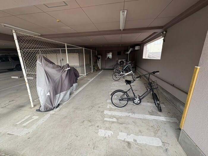 物件外観写真4　(駐輪場)