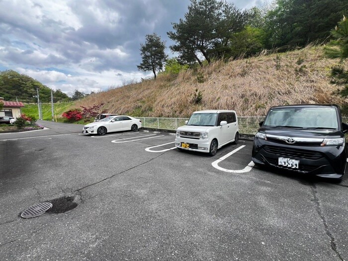 物件外観写真3　(駐車場)