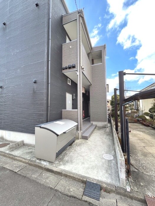 物件外観写真3　(エントランス部分)