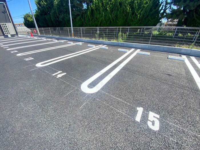 物件外観写真3　(駐車場)