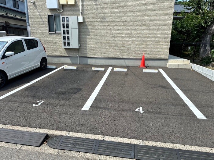 物件外観写真4　(駐車場)