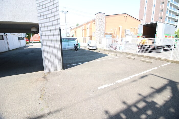 物件外観写真3　(駐車場)
