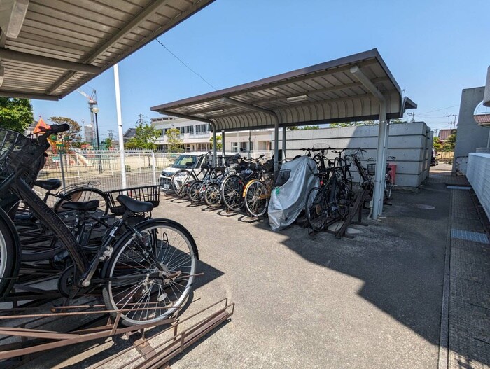 物件外観写真4　(駐輪場)