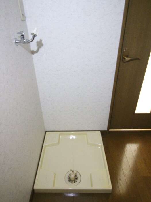 物件内観写真10　(洗濯機置場)