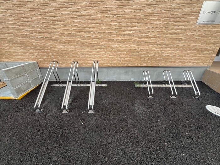 物件外観写真5　(駐輪場)
