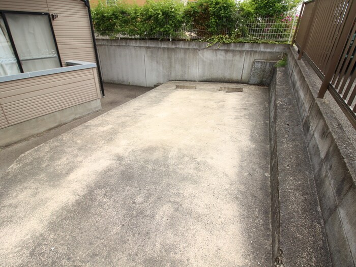 物件外観写真6　(駐車場)