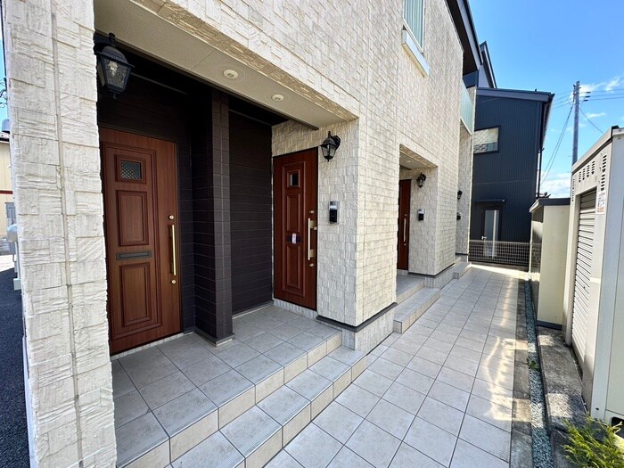 物件外観写真3　(エントランス部分)