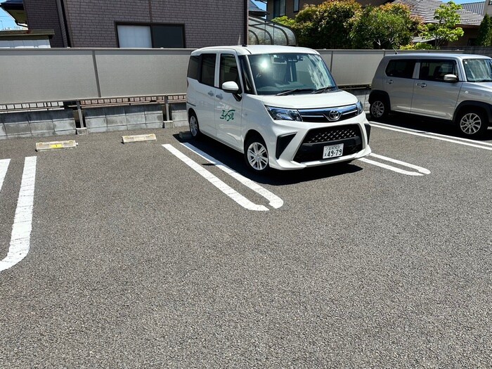 物件外観写真4　(駐車場)