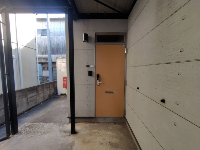 物件外観写真3　(エントランス部分)