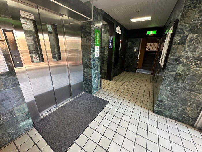 物件外観写真3　(エントランス部分)